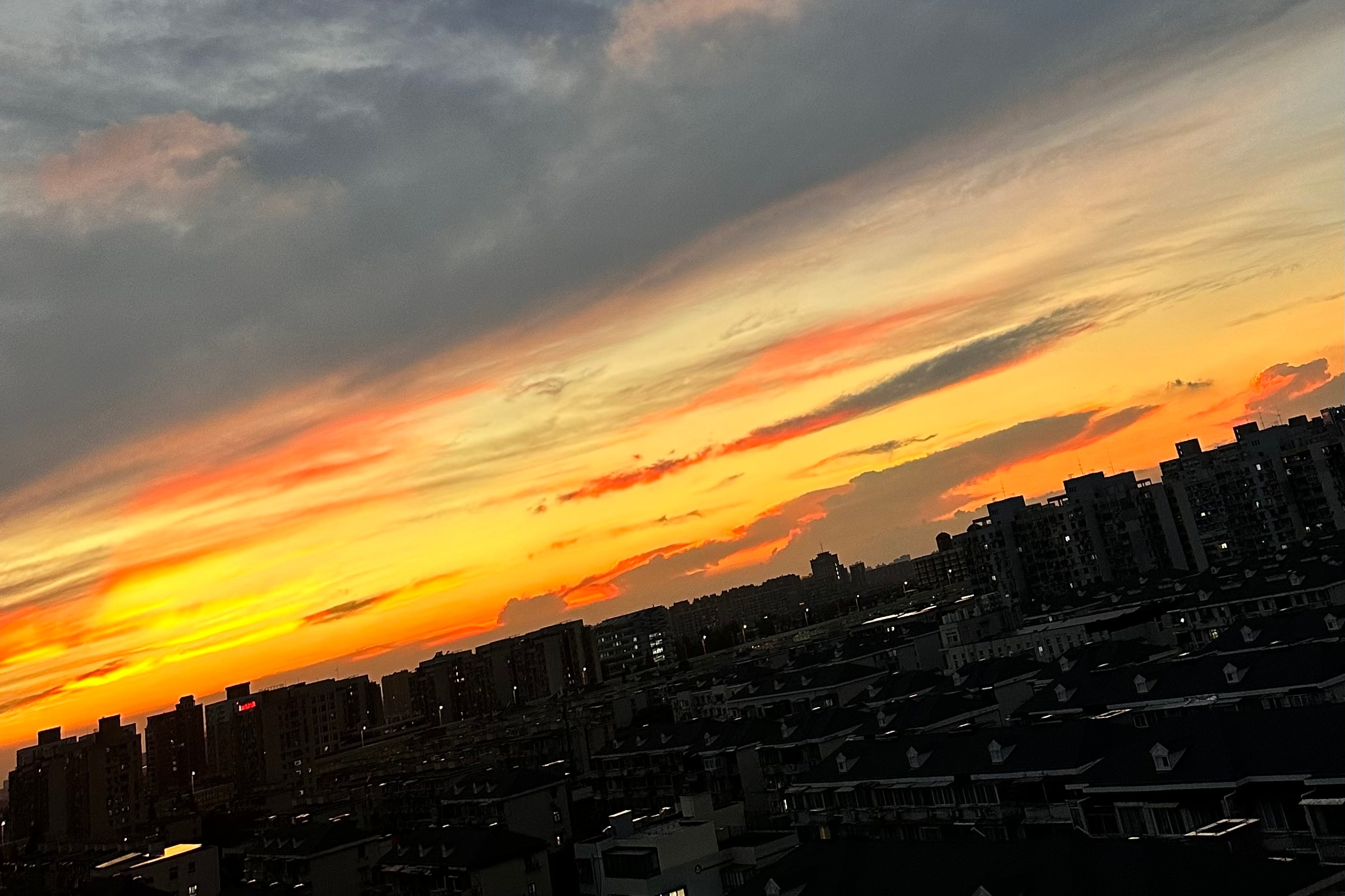 今天的晚霞是不是很美今日晚霞之美，大自然的绚丽画卷